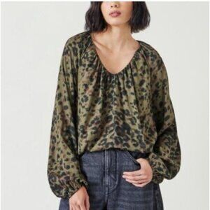 Adrienne Animal Print Green and black Size Small Long ballom sleeves